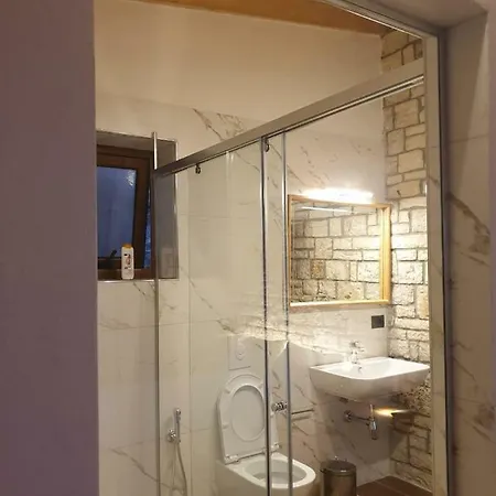Palermiti Luxury Himare